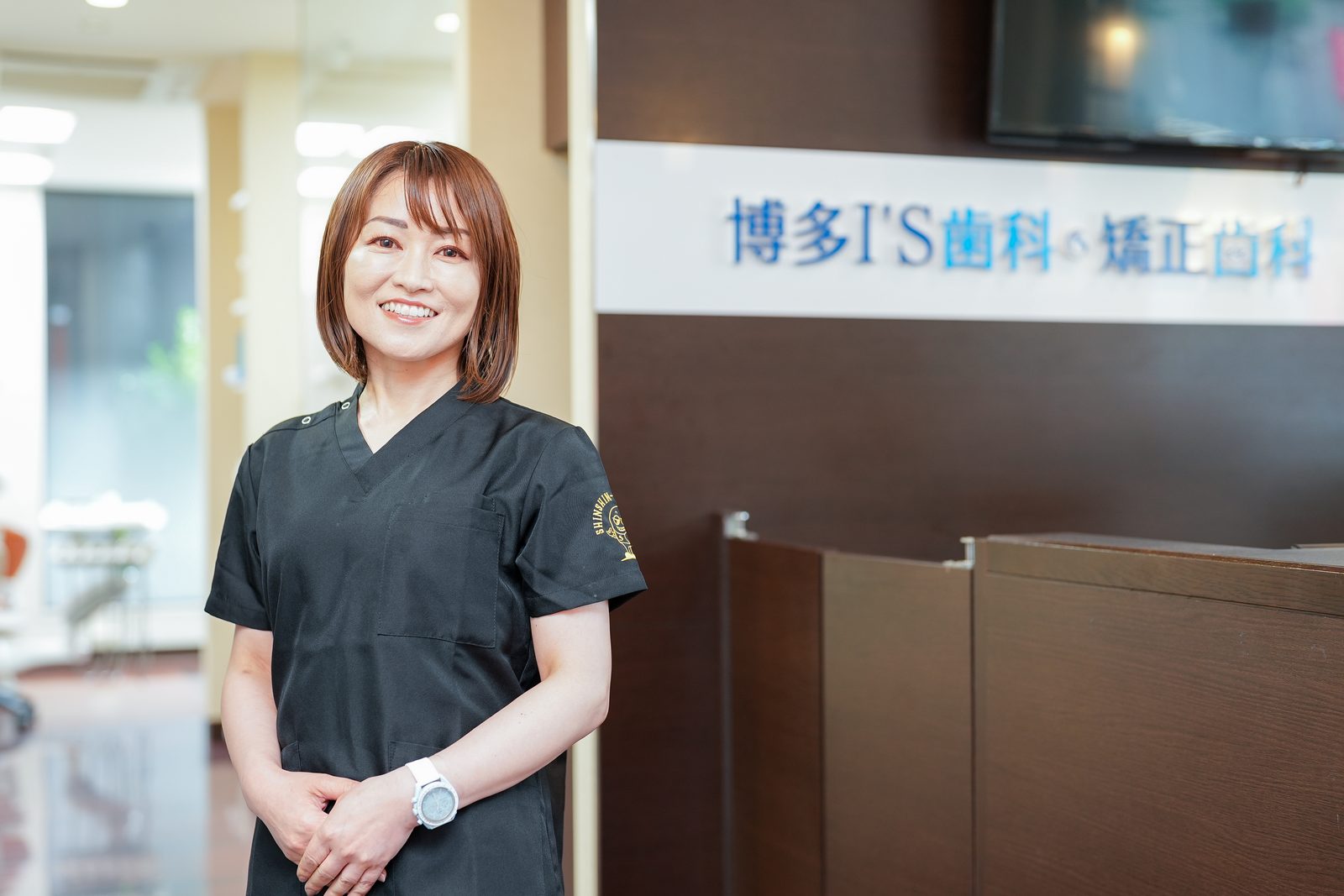 受付でご相談をお受けするスタッフ
