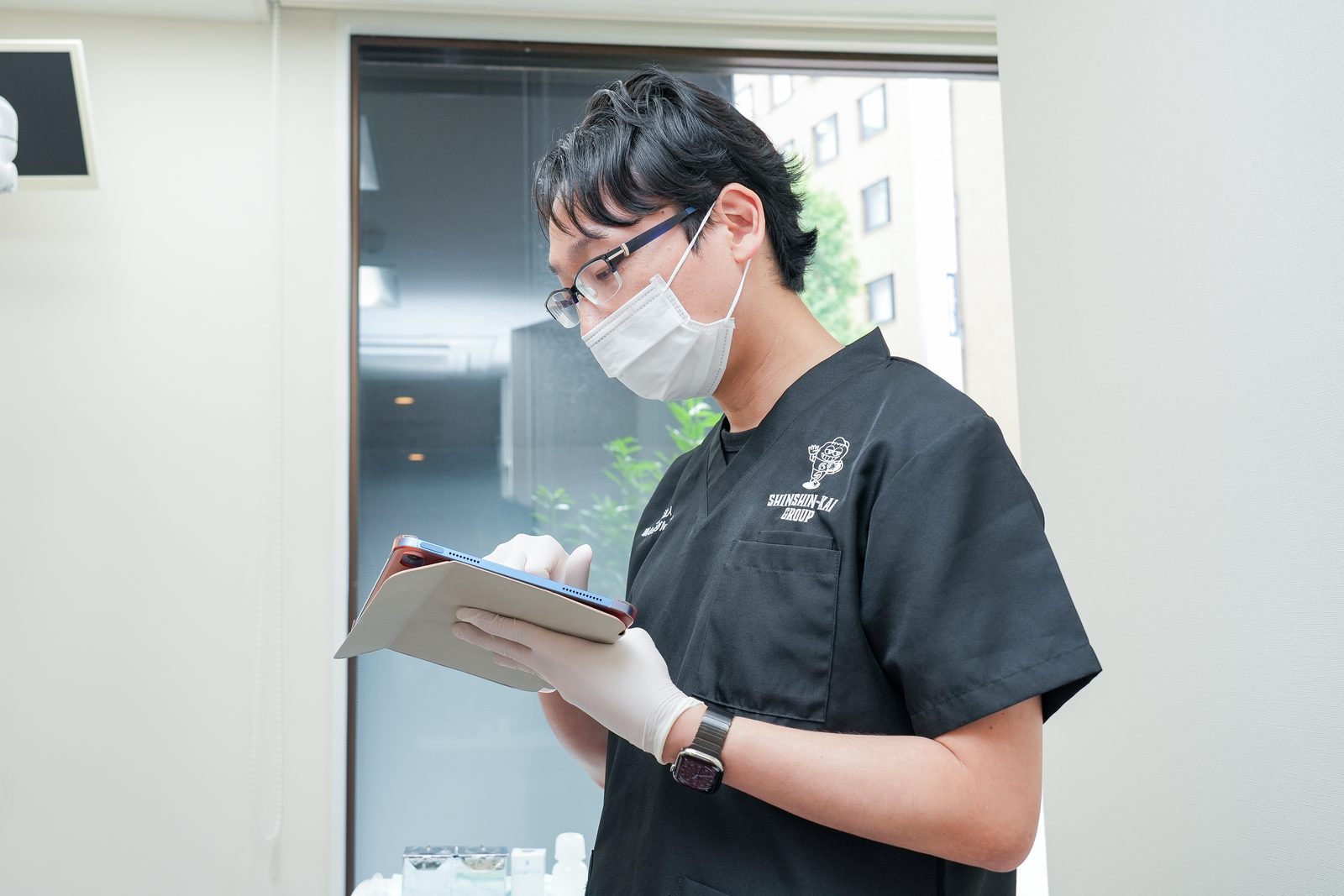 治療計画の資料を確認する歯科医師