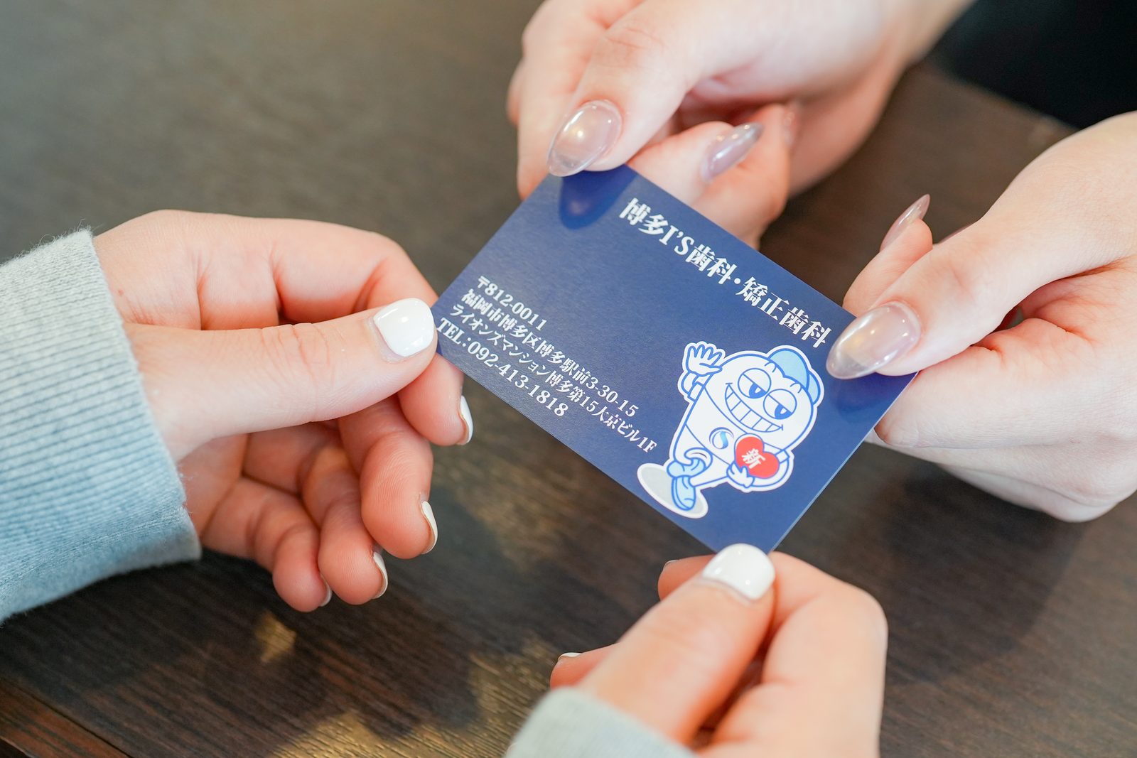 診察券をお渡しする様子