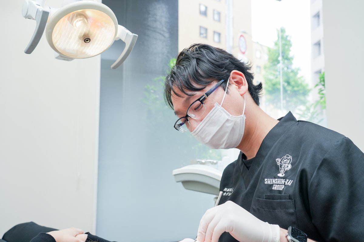 博多の歯医者「博多I’S歯科・矯正歯科」の歯科医師による診療の様子
